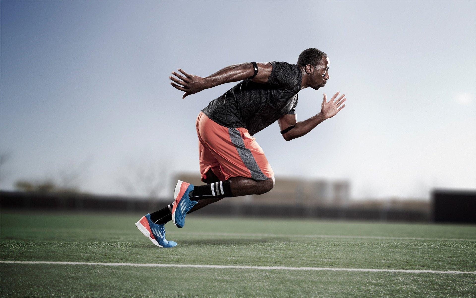 “泥泞之中：越野追逐的血性奋战”，泥泞越野车