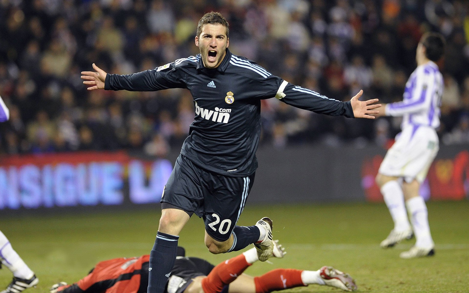 “联赛次轮焦点战：争冠集团火力全开”，《争冠军》